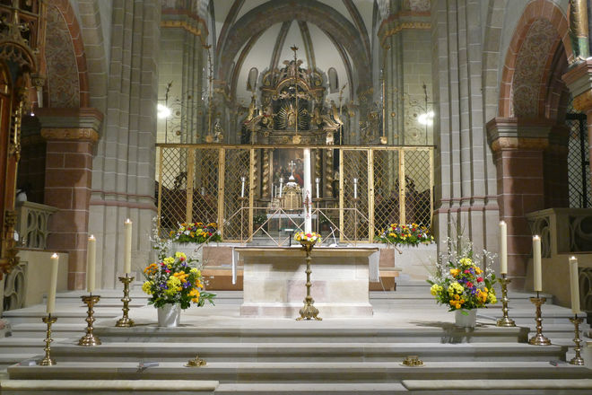 Altarraum mit Osterkerze im Dom zu Fritzlar - 26.03.2016